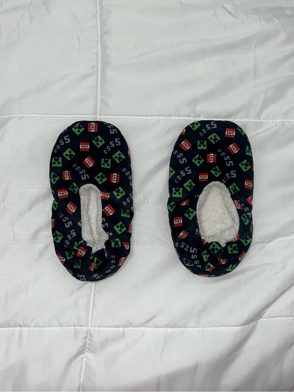 Minecraft Black Slippers Kids Size 2-3 Comfy Cozy Warm Videogame Fun Comfort